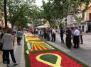 27a Muestra de Alfombras Florales con el Huevo bailando